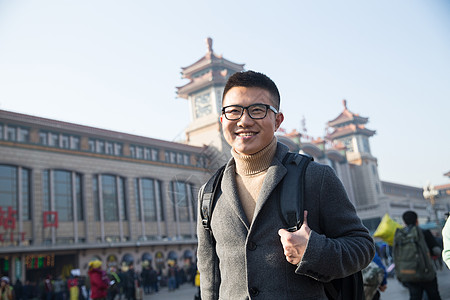 运送运动模糊仅男人旅行青年男人在火车站背景