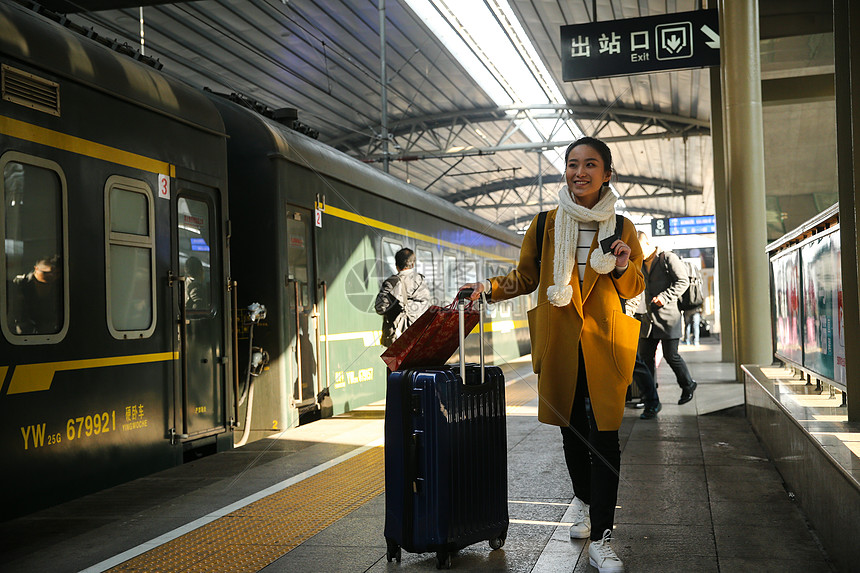成年人公共交通春运青年女人在车站月台