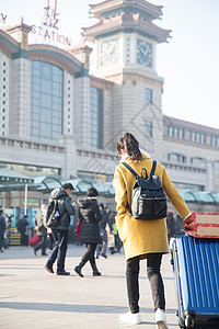 东亚亚洲人拿着青年女人在站前广场图片