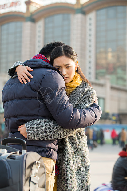 旅行的人户外过年青年情侣在火车站图片