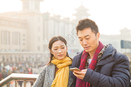 运输大楼旅行箱旅行青年男女在站前广场图片