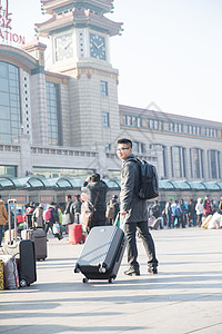 彩色图片运输大楼青年男人在火车站图片