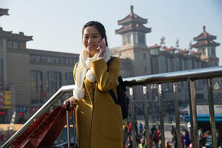 旅行者公共交通仅一个人青年女人在站前广场图片