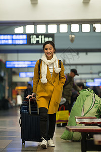 交通候机厅亚洲人青年女人在火车站图片
