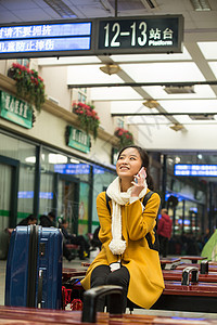 回家运送摄影青年女人在火车站图片