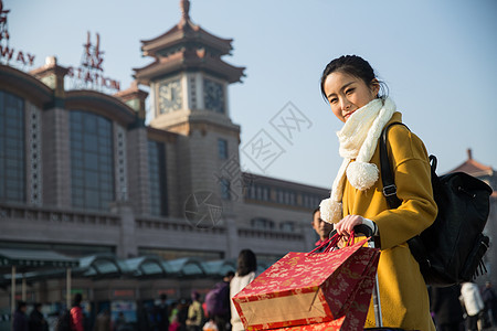 彩色图片行李旅途青年女人在站前广场图片