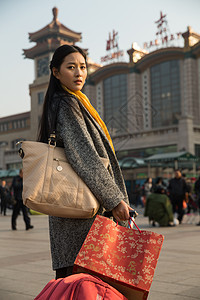 成年人日光火车站青年女人在站前广场图片