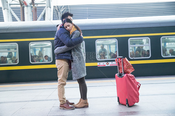 站着水平构图过年年轻情侣在火车站图片