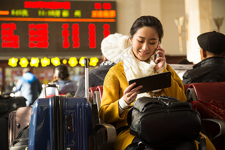 人候机厅旅行青年女人在火车站图片