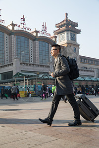 离开过年亚洲人青年男人在火车站图片