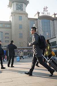 过年交通表现积极青年男人在火车站图片