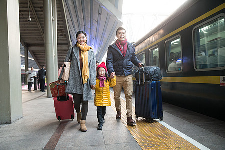 30岁到34岁旅行箱女孩幸福家庭在车站月台图片