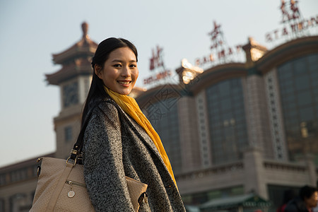 旅行城市风光美女青年女人在站前广场图片