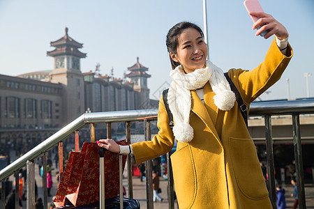 回家通讯成年人青年女人在站前广场图片