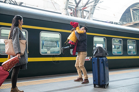 运输大楼东亚旅行的人幸福家庭在车站月台图片