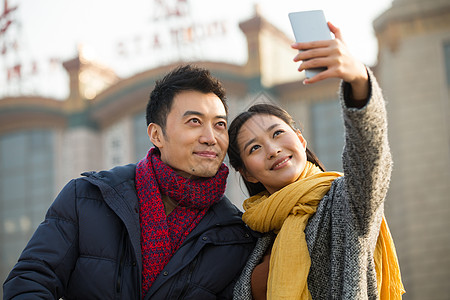 男人新年火车站青年男女在站前广场图片