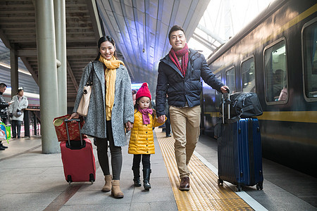 火车站独生子家庭度假幸福家庭在车站月台图片