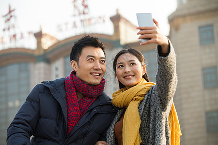 微笑女人水平构图青年情侣在火车站图片