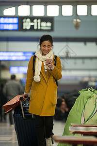 等春节交通青年女人在火车站图片