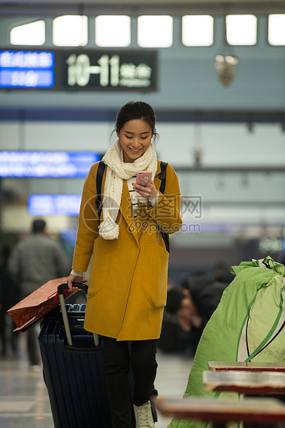 等春节交通青年女人在火车站图片