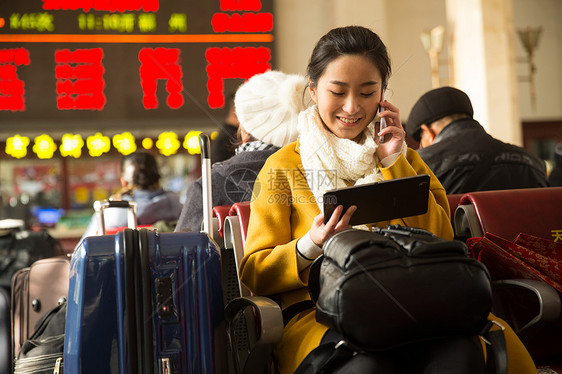 水平构图运送旅行箱青年女人在火车站图片