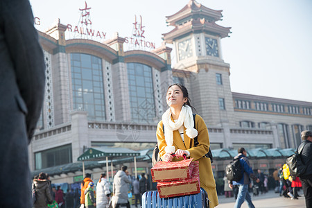 旅行箱旅途人青年女人在站前广场图片