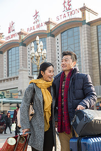 日光旅游火车站青年男女在站前广场图片