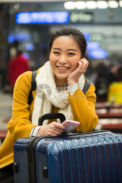 表现积极等青年女人在火车站图片