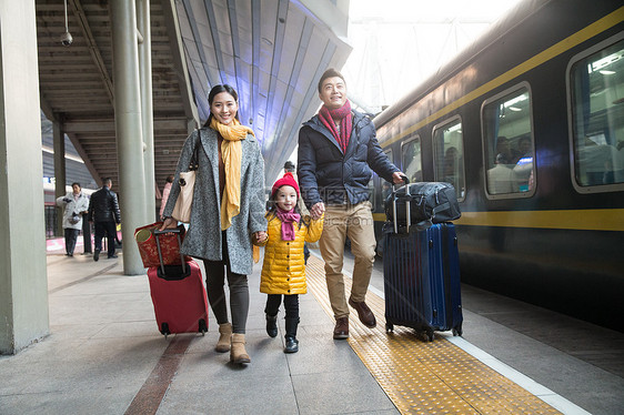 行李父亲旅途幸福家庭在车站月台图片