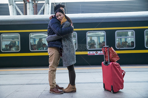 离开过年摄影年轻情侣在火车站图片