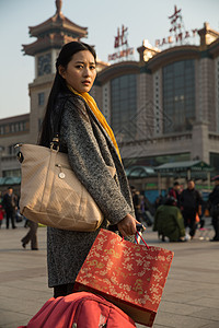 旅行者人休闲装青年女人在站前广场图片