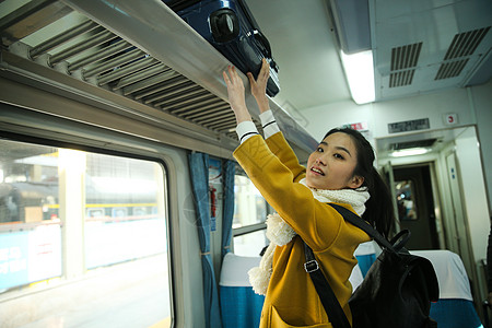 车站回家休闲装青年人站着青年女人在火车上背景