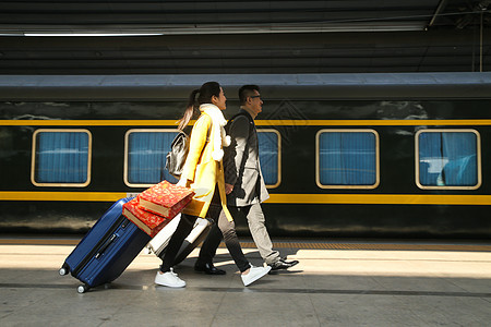 背包客仅成年人运输大楼青年情侣在火车站图片