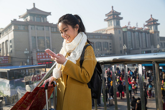 旅途通讯城市风光青年女人在站前广场图片