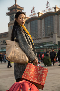 交通背包客旅游青年女人在站前广场图片