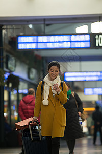 旅游旅途春节青年女人在火车站图片