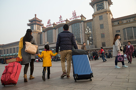户外亚洲三个人幸福家庭在站前广场图片
