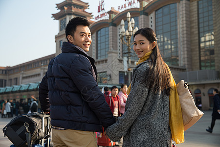 户外亚洲人30岁到34岁青年男女在站前广场图片
