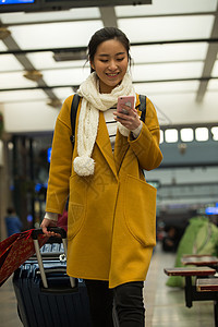 人户内摄影青年女人在火车站图片