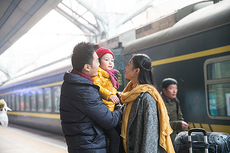 北京 大楼户外旅行者乘客幸福家庭在车站月台背景