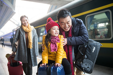 5到6岁乘客探亲幸福家庭在车站月台图片