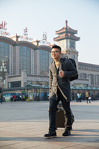 过年北京彩色图片青年男人在火车站图片