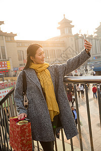 北京20到24岁表现积极青年女人在站前广场图片