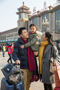 旅游摄影城市风光幸福家庭在火车站图片