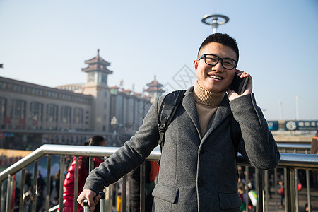 旅行箱春节仅成年人青年男人在火车站图片