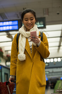 20到24岁城市旅行箱青年女人在火车站图片