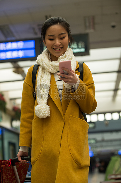 20到24岁城市旅行箱青年女人在火车站图片