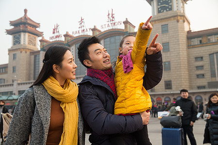 女儿围巾父亲幸福家庭在站前广场图片