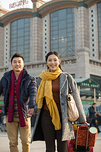 运输大楼旅途火车青年男女在站前广场图片