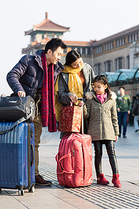 乘客旅行者春节幸福家庭在火车站图片